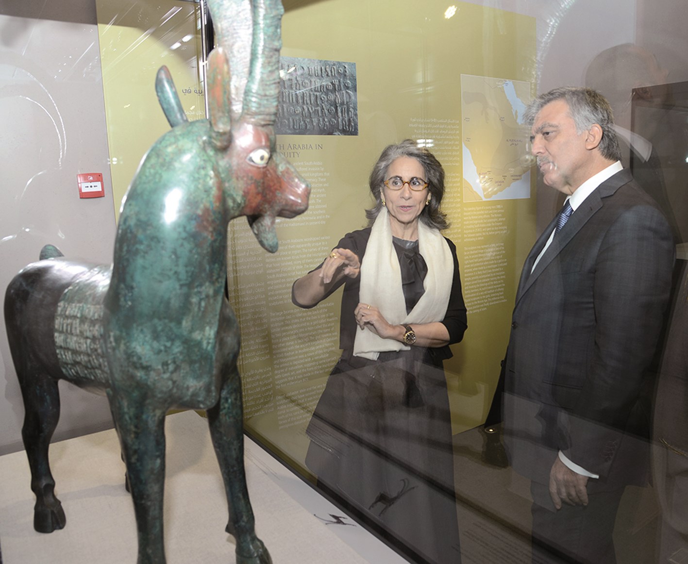 غول يستمع من حصة الصباح لشرح عن محتويات دار الآثار الإسلامية