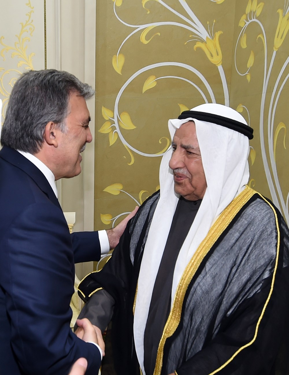 غول مصافحا علي الغانم