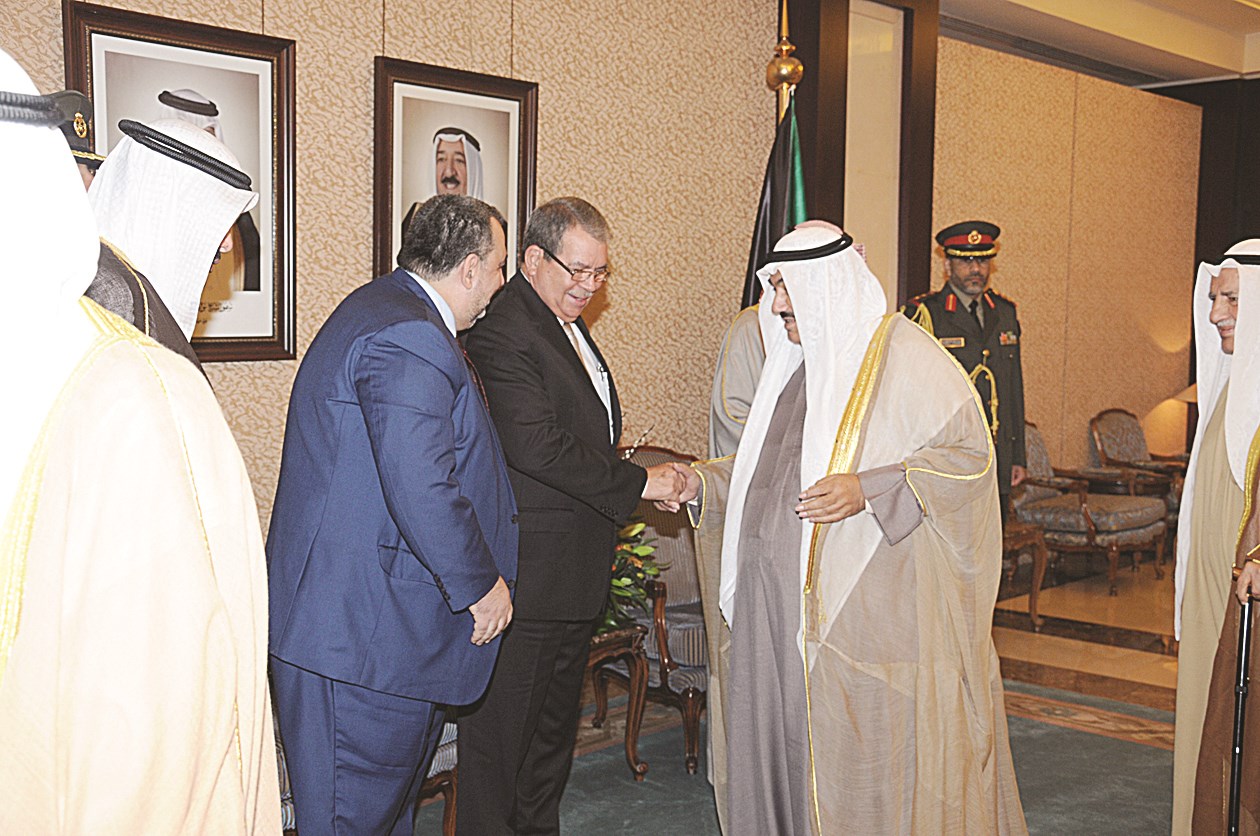 الضيف مصافحاً ناصر المحمد