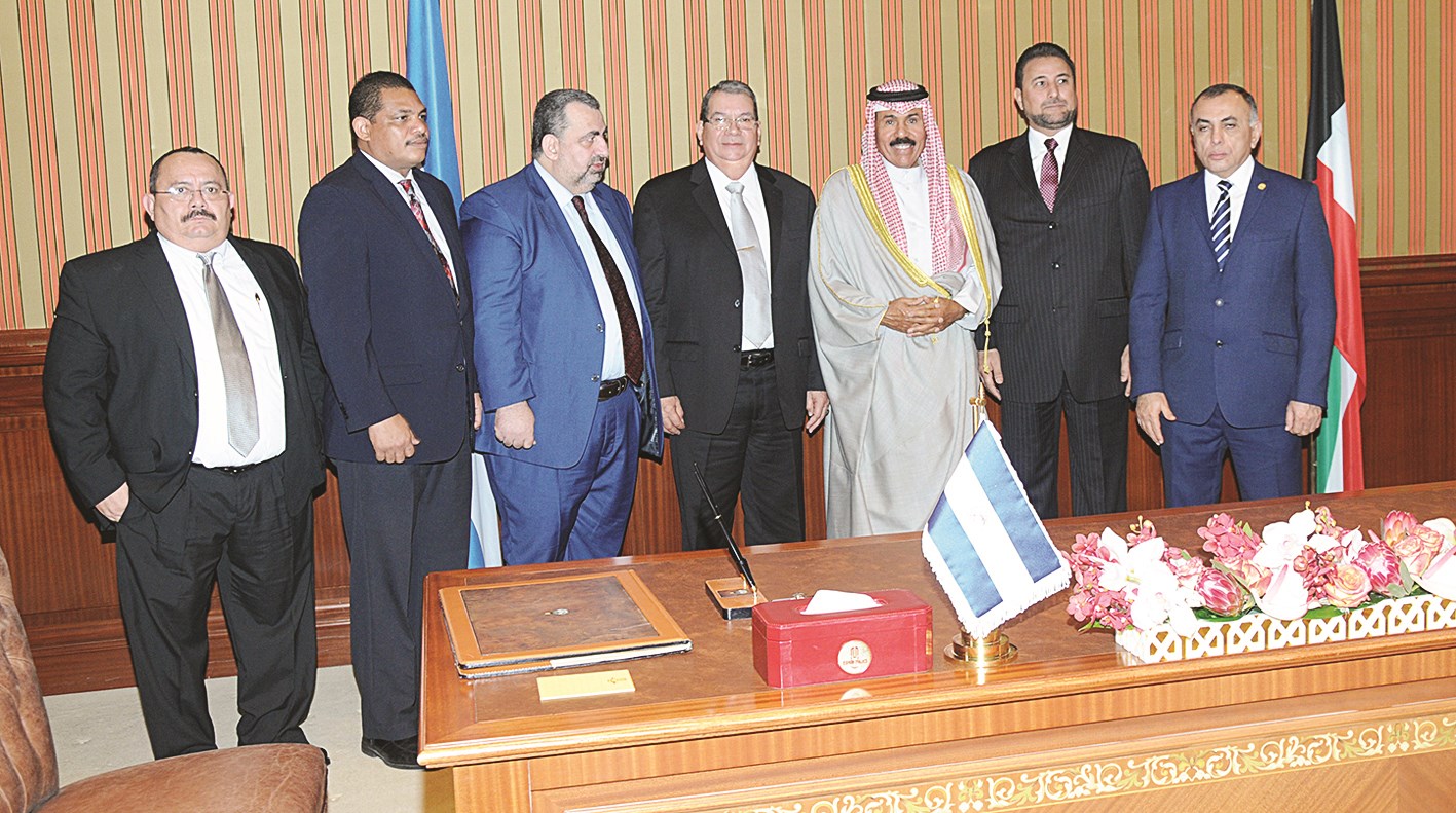 ولي العهد يتوسط الضيف والوفد المرافق عقب توقيع الاتفاقيات