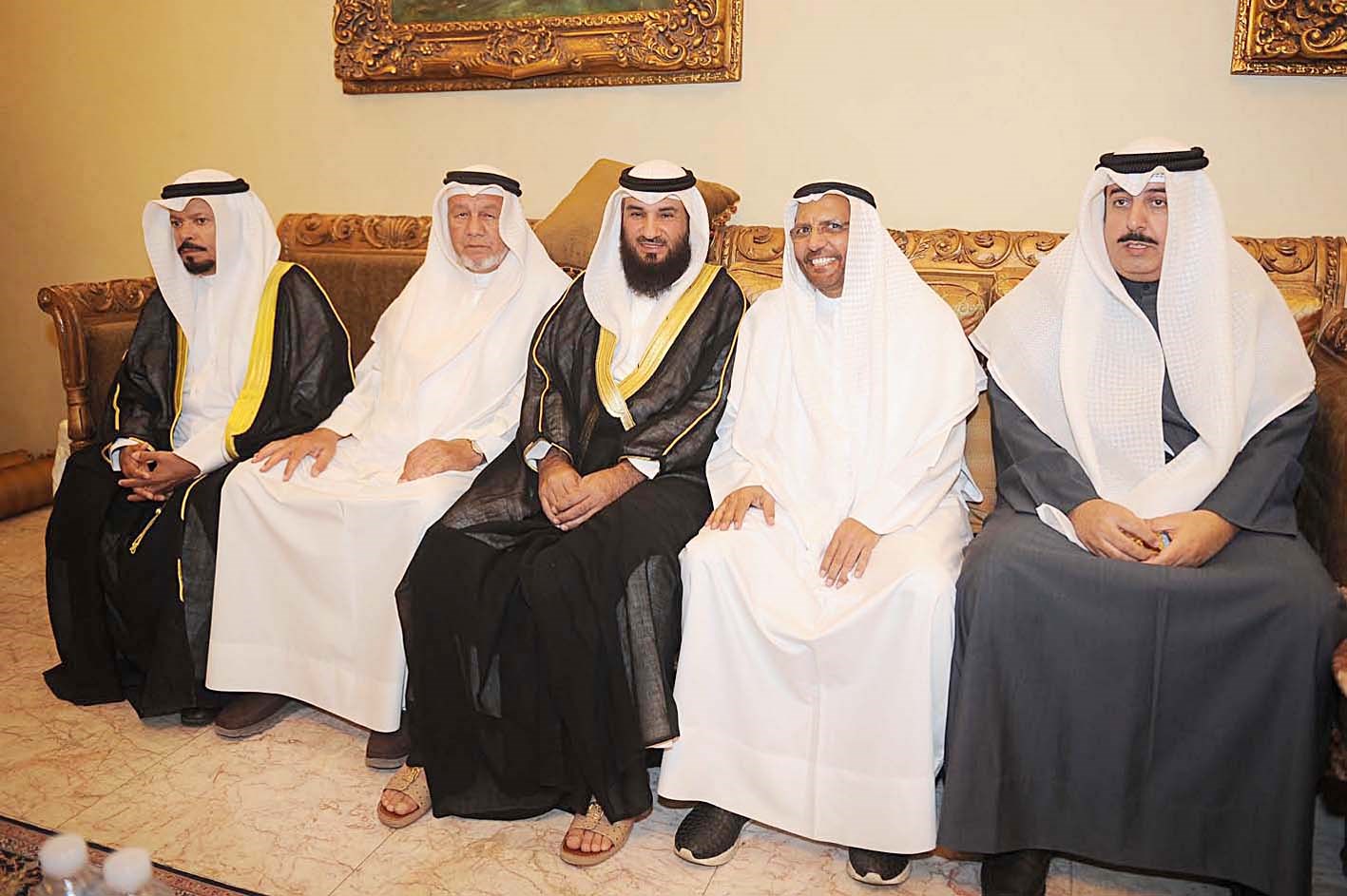 ممثل رئيس مجلس الأمة متوسطاً بعض الحضور