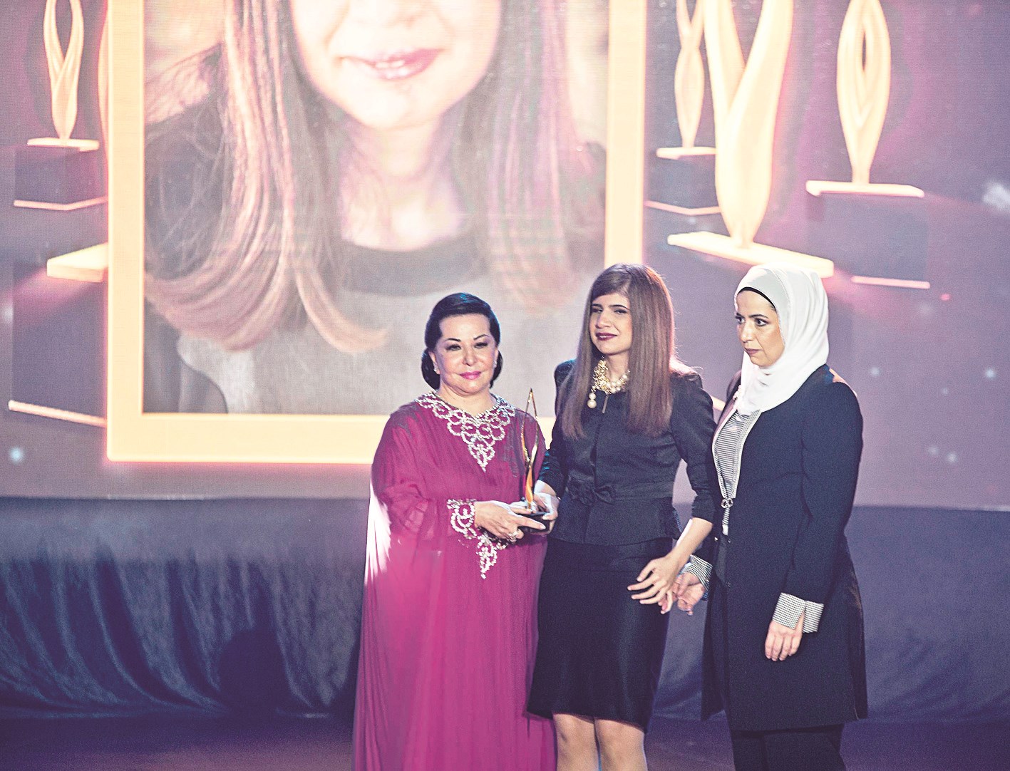 جمانة عودة (في الوسط) بعد منحها جائزة «تكريم» للخدمات الإنسانية والمدنية