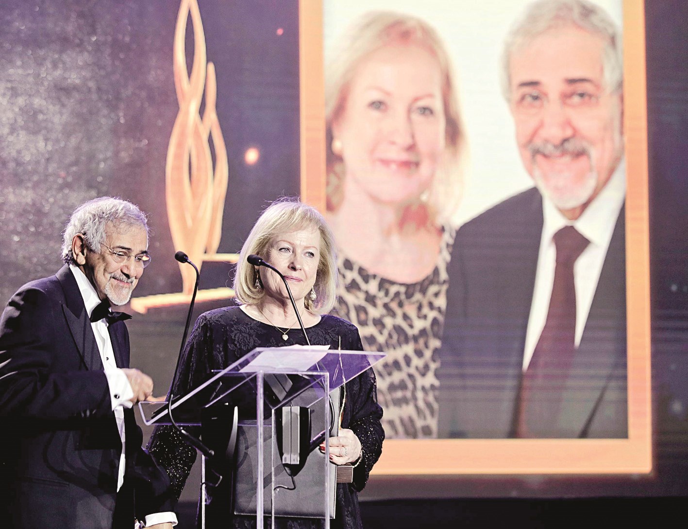 الساير وعقيلته بعد تكريمهما بالجائزة التقديرية الخاصة