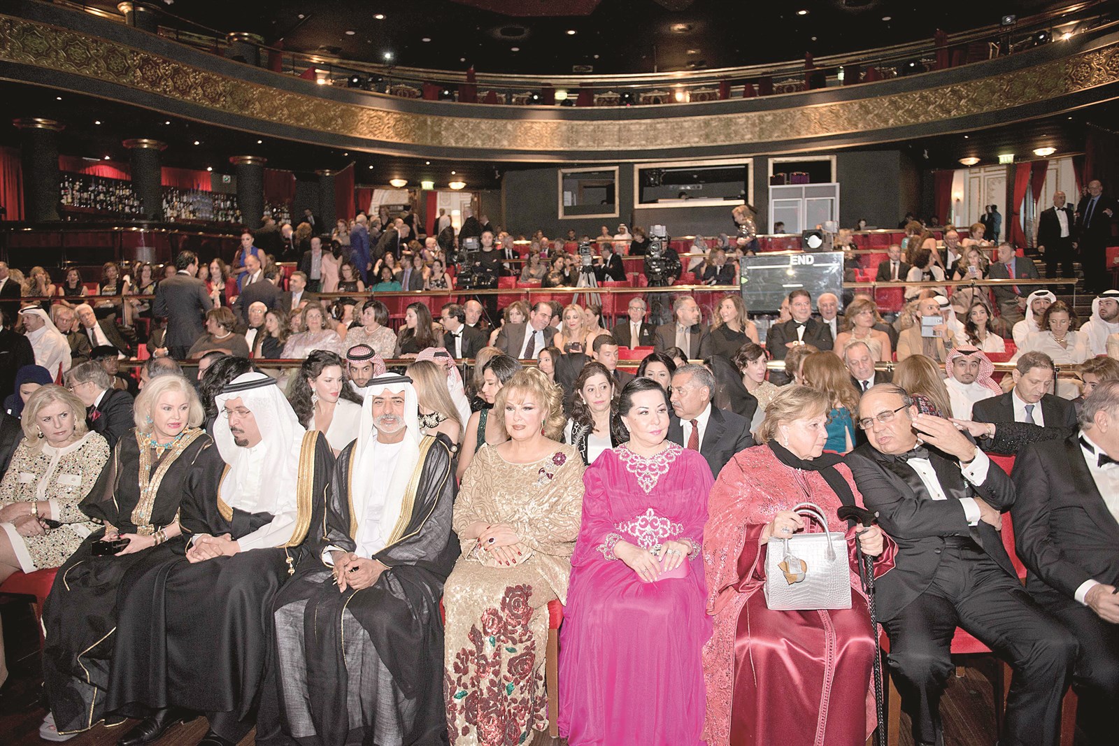 الشيخ نهيان والأمير منصور بن ناصر بن عبدالعزيز والشيخة بولا الصباح في مقدّم الحضور