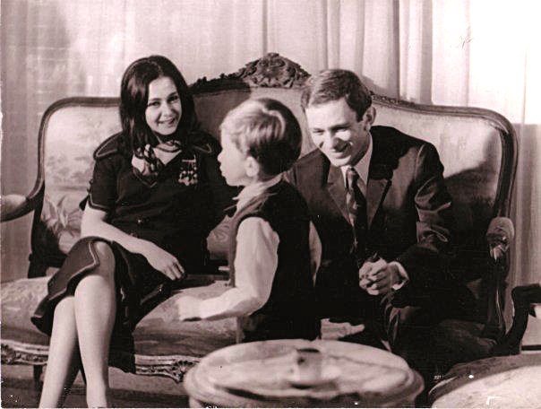 فرنجية طفلاً مع والديْه قبل مجزرة إهدن