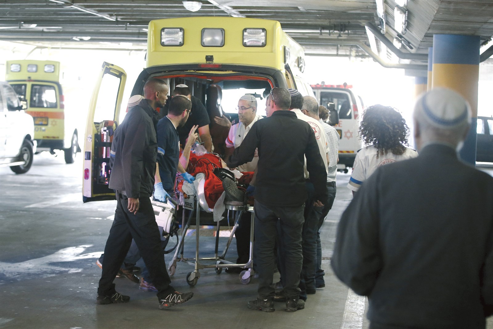 u0645u0633u0639u0641u0648u0646 u064au0646u0642u0644u0648u0646 u0625u0633u0631u0627u0626u064au0644u064au0627u064b u0625u0644u0649 u0645u0633u062au0634u0641u0649 u0641u064a u0627u0644u0642u062fu0633 u0628u0639u062f u0637u0639u0646u0647 u0641u064a u0627u0644u0636u0641u0629 u0627u0644u063au0631u0628u064au0629 (u0631u0648u064au062au0631u0632)