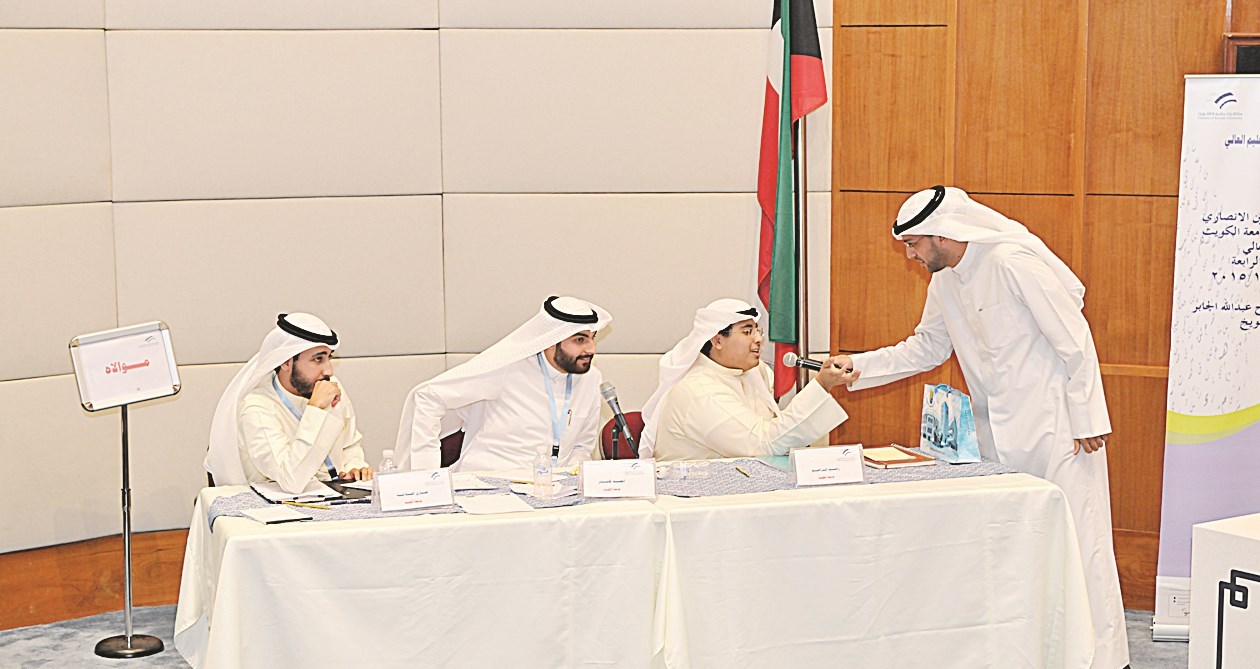 فريق طلاب الجامعة خلال المناظرة