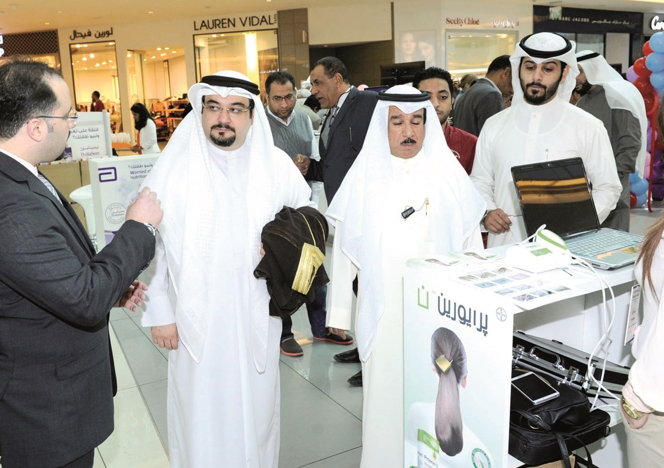 ... ويطلع على محتويات أجنحة المعرض  (تصوير نايف العقلة)