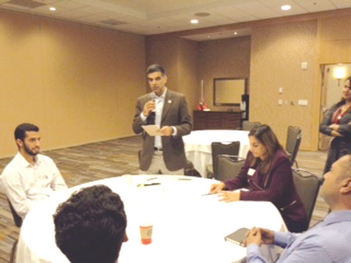 أحد الطلبة متحدثاً خلال المؤتمر