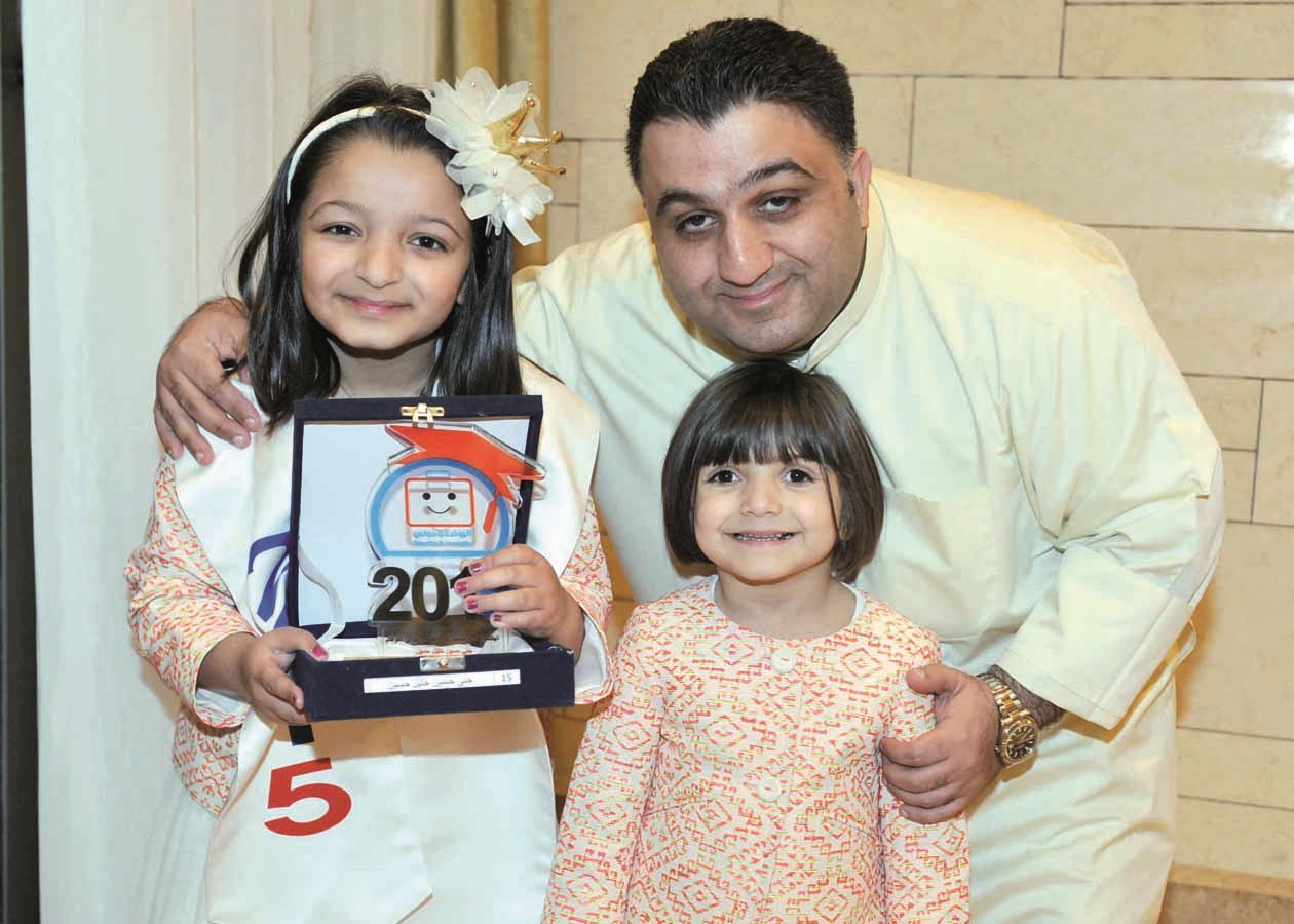 الزميل حسين خليل مع ابنتيه جنى (المكرمة) وفاطمة