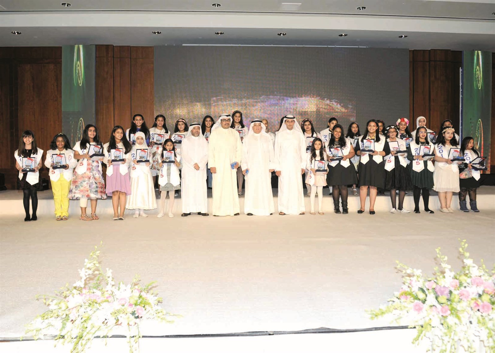 u0627u0644u0639u062bu0645u0627u0646 u0648u0627u0644u062eu0634u0627u0628 u0648u0645u0645u062bu0644u0648 u0627u0644u062cu0645u0639u064au0629 u0645u062au0648u0633u0637u064au0646 u0639u062fu062fu0627u064b u0645u0646 u0627u0644u0641u0627u0626u0642u0627u062a (u062au0635u0648u064au0631 u0633u0639u062f u0647u0646u062fu0627u0648u064a)