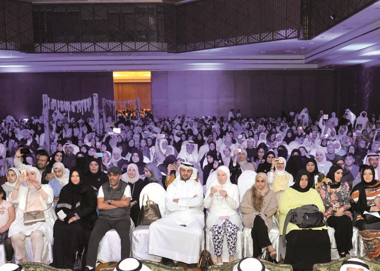 أولياء الأمور يتابعون فقرات حفل التكريم