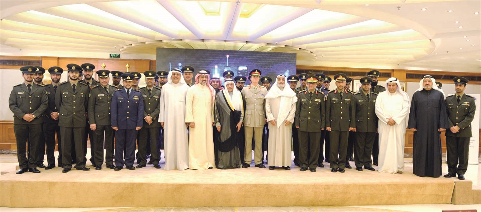 الجراح ومدير الأكاديمية وسط مجموعة من المكرمين