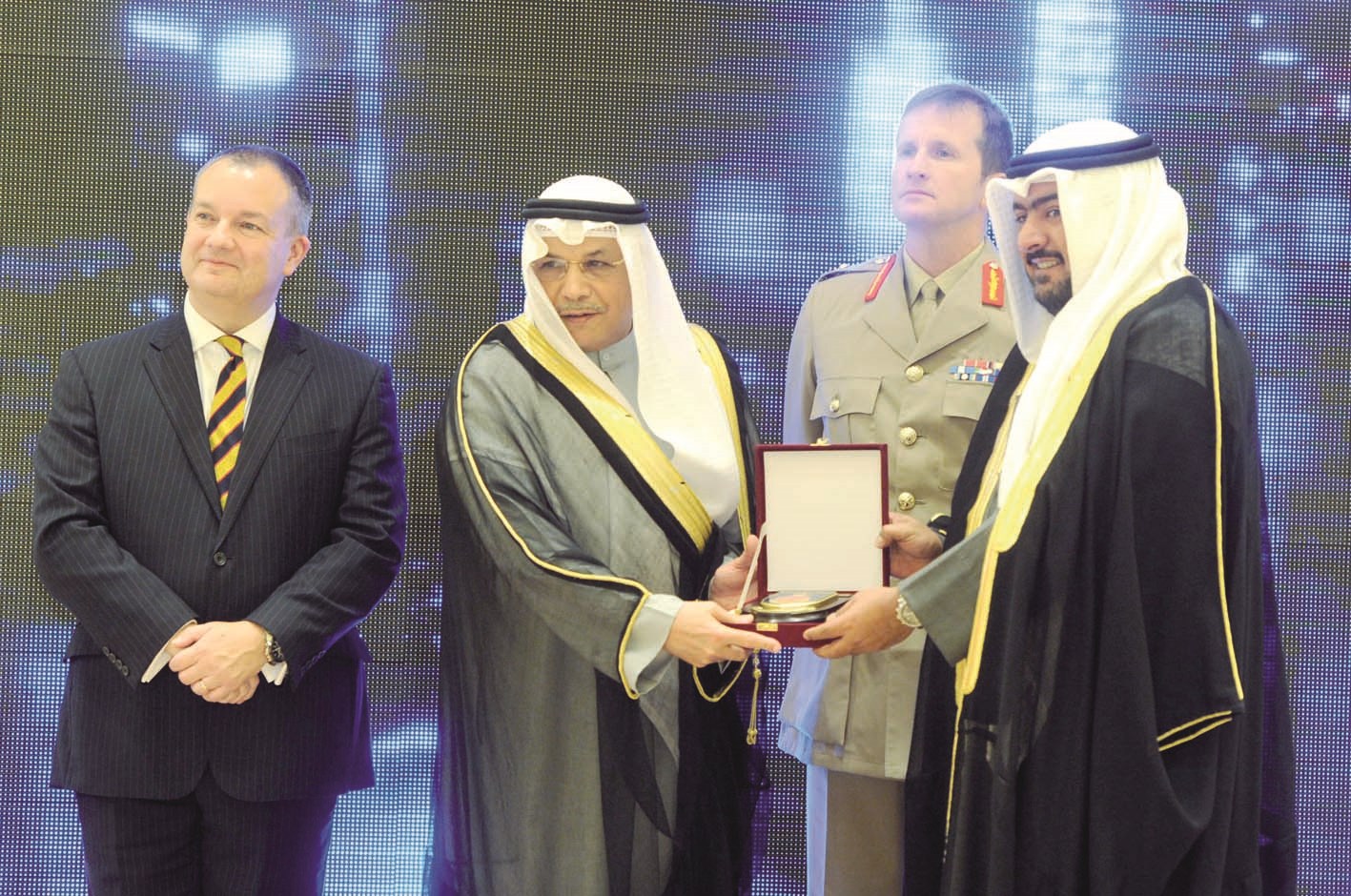 ممثل لأحد الخريجين يتسلم جائزته