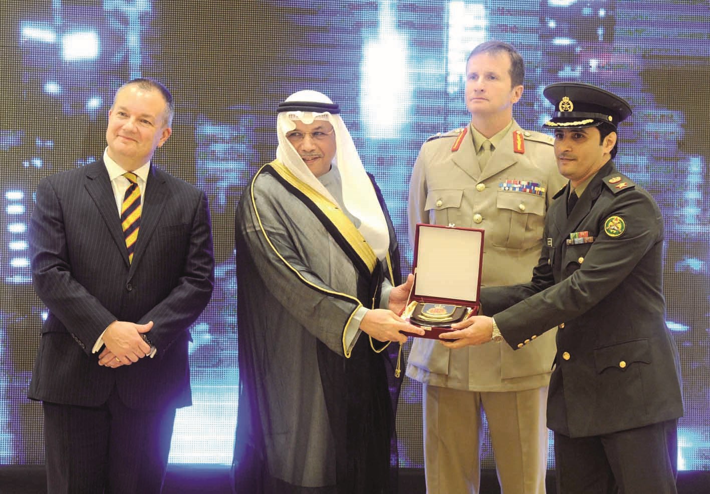 ... وضابط ينوب عن خريج في تسلم الجائزة