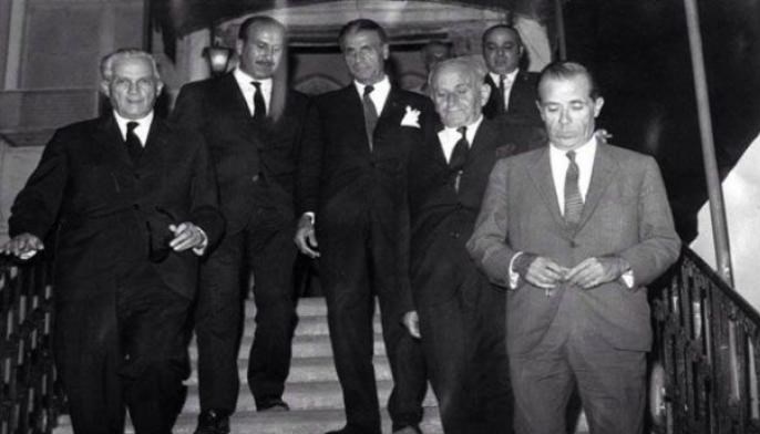 ريمون أده (يمين) وكميل شمعون (يسار) وفي الوسط بيار الجميّل