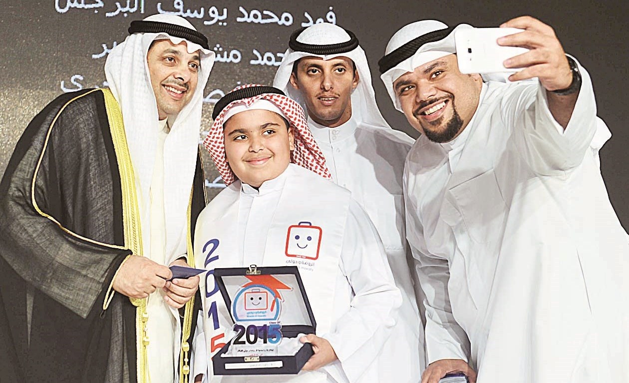 «سيلفي» مع الوزير