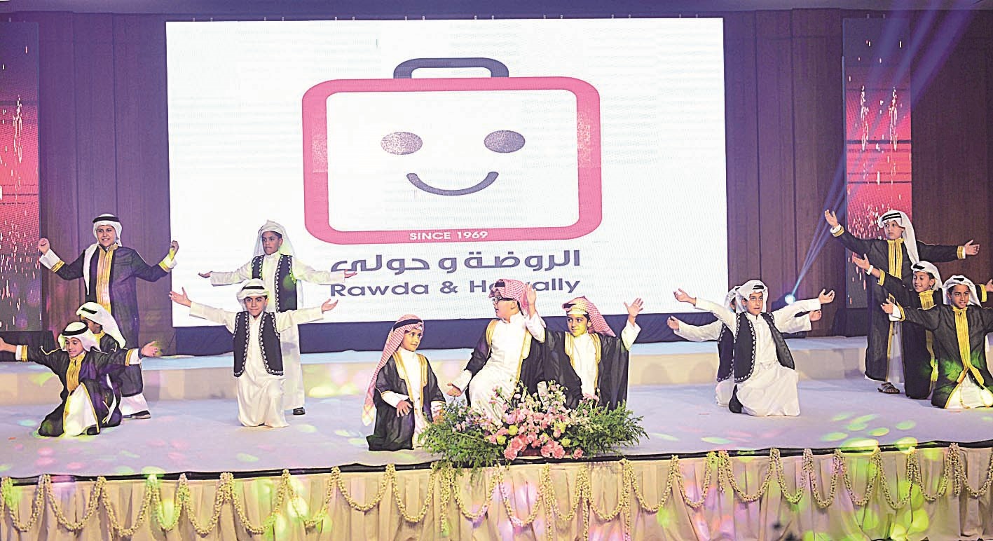 أطفال يؤدون فقرة فنية خلال الحفل