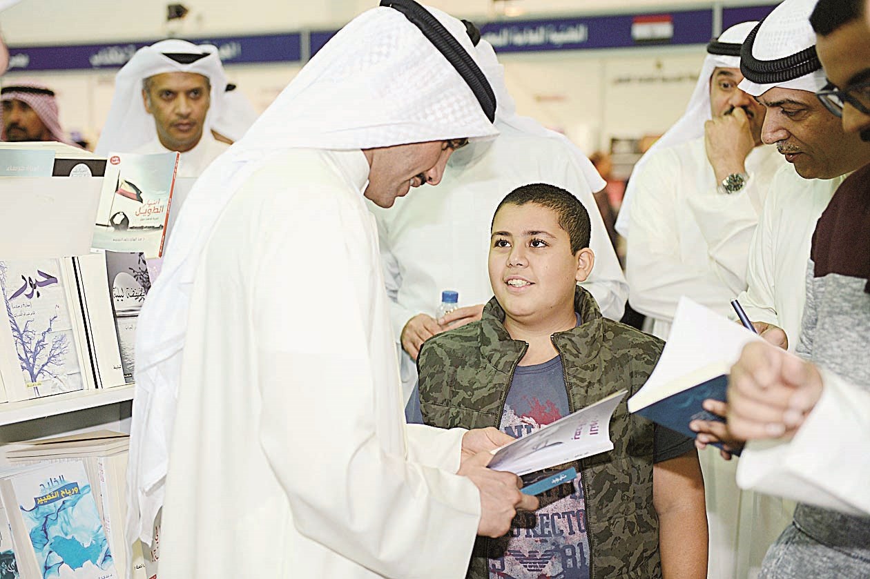 ... ويطلع على مشاركة لأحد الأطفال