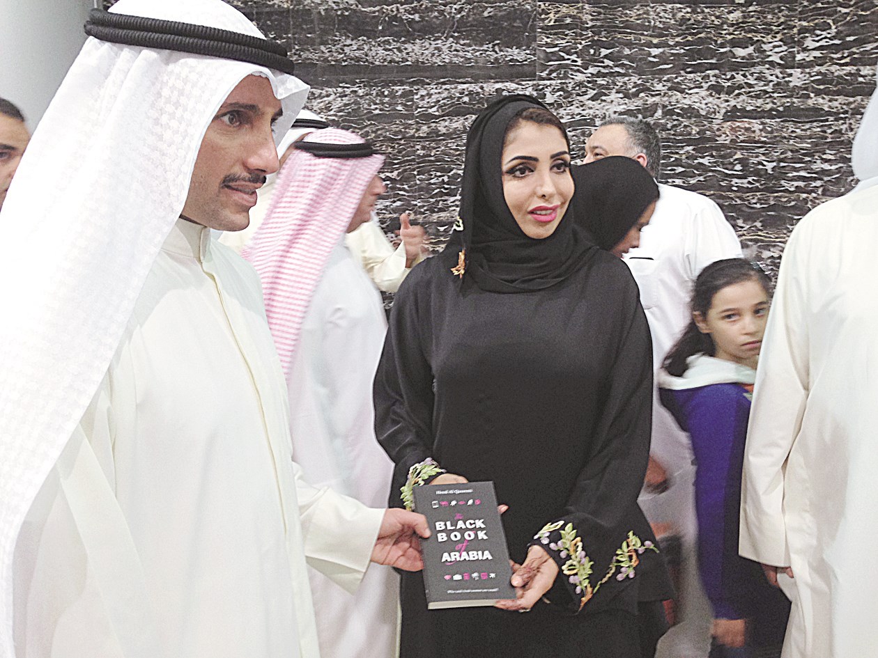 الرئيس الغانم يتسلم من القاسمي نسخة من كتابها