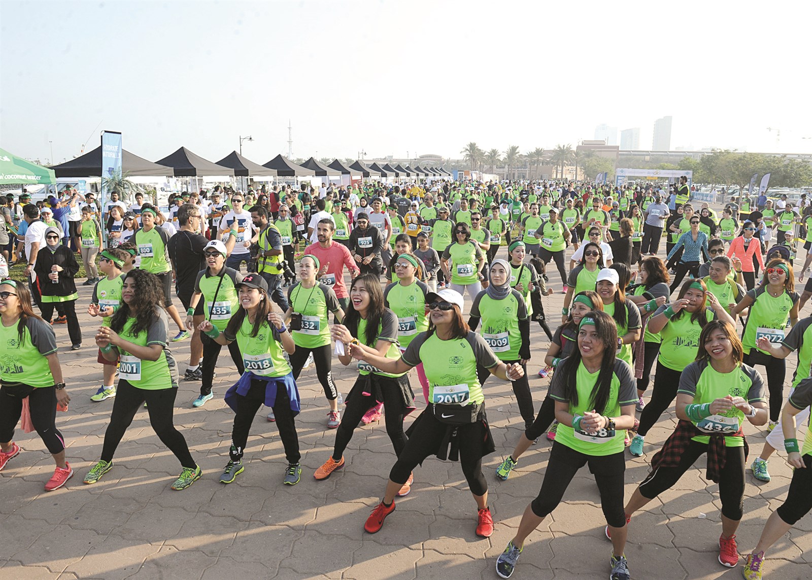 استعدادات وتسخين لبدء الماراثون (تصوير سعد هنداوي)