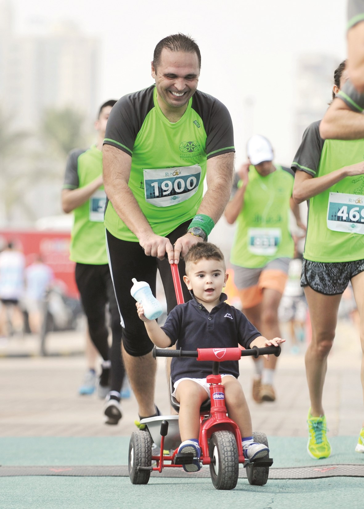 مشارك مع رضاعته