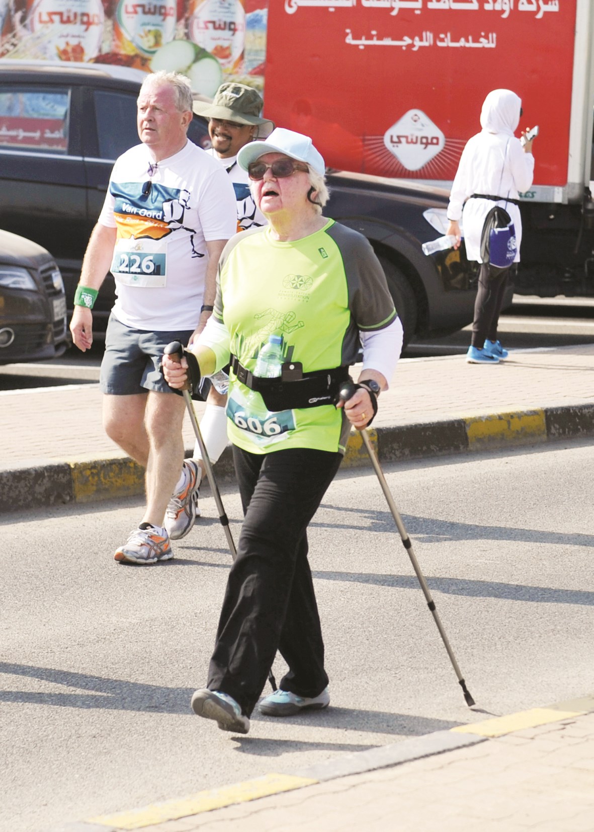 ... وبمساعدة العكازين