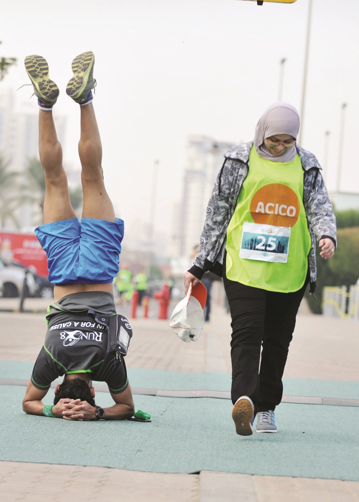 مشارك يستعرض مهارات خاصة