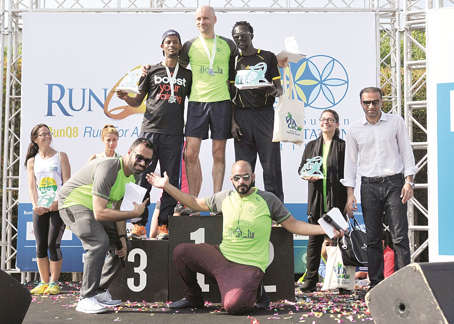 الفائزون على منصة التتويج