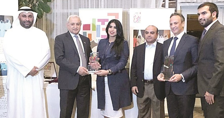 بدر العيسى مكرما الرئيسة التنفيذية لـ «المبادر» أبرار المسعود