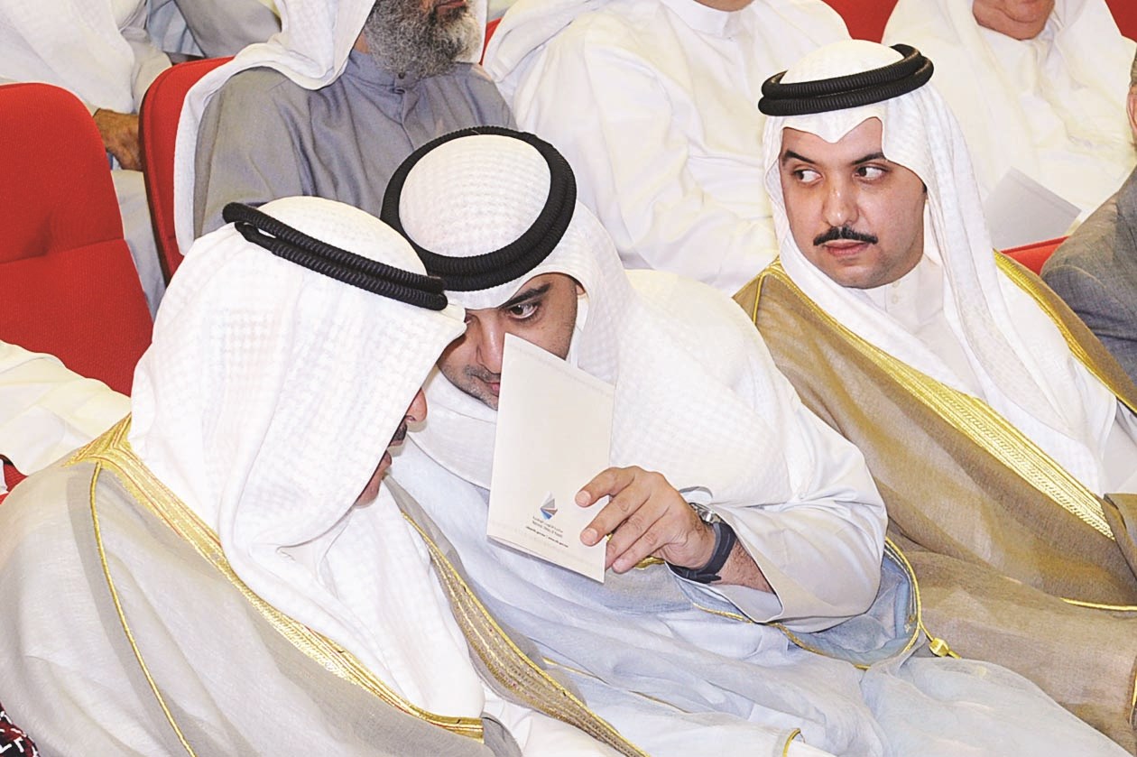 حوار هامس بين محمد العبدالله وسلمان الحمود بحضور مالحمود (تصوير زكريا عطية)