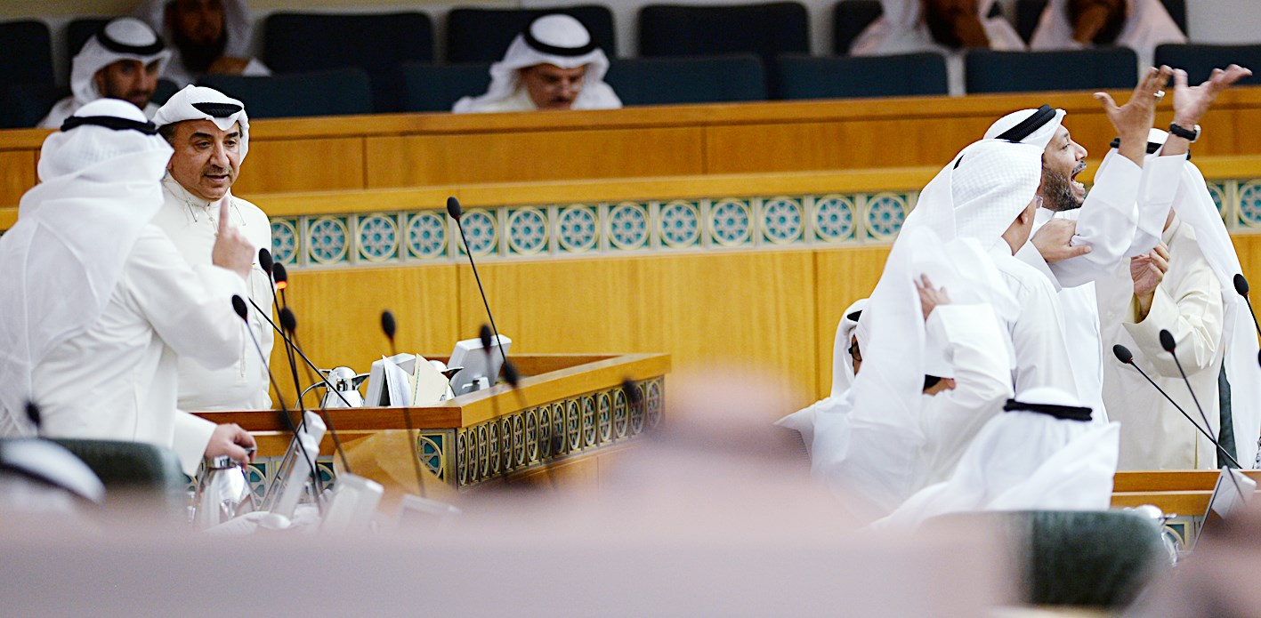 الدويسان محتداً بعد المساجلة مع عسكر
