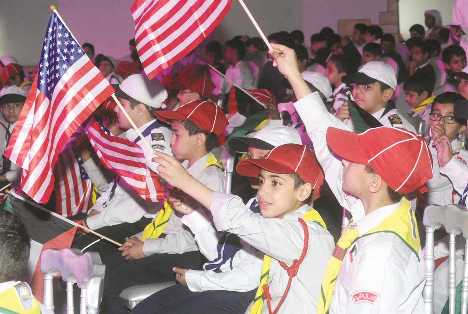 طلاب من فرق الكشافة يرفعون أعلاماً أميركية (تصوير زكريا عطية)