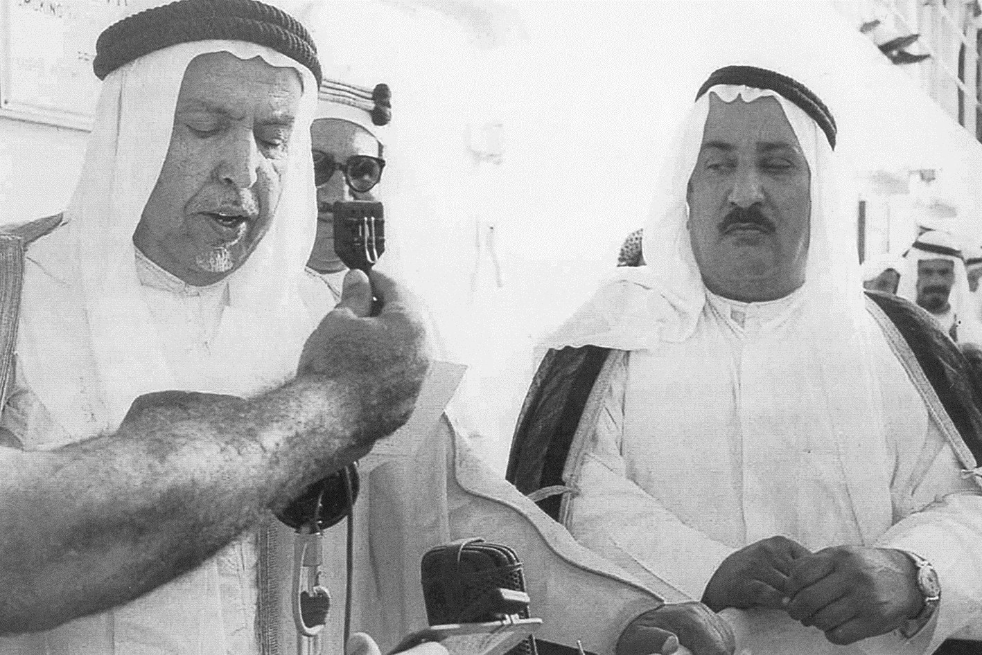 أمير الكويت الراحل الشيخ عبدالله السالم ونائبه الشيخ عبد الله المبارك في حفل تدشين الناقلة «كاظمة» بتاريخ مايو 1959