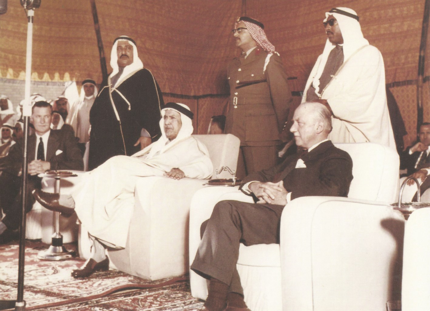 مع الشيخ عبد الله السالم وهلفورد والشيخ سعد العبد الله والشيخ مبارك العبد الله وفليب ساوثويل