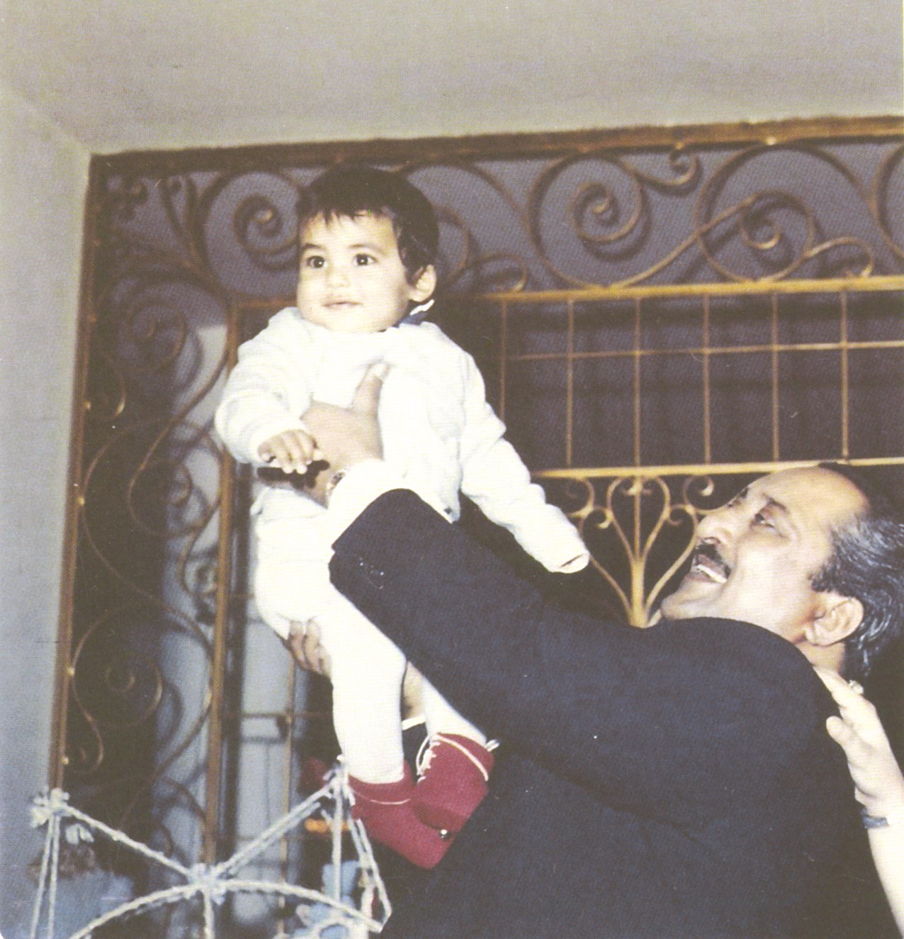 يلاعب ابنه مبارك في فندق هيلتون في روما عام 1962