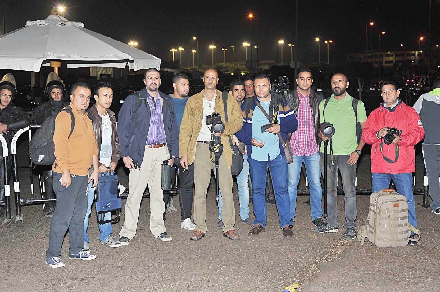 u0645u0635u0648u0631u0648u0646 u0635u062du0627u0641u064au0648u0646 u0648u062cu0645u0627u0647u064au0631 u0644u0644u0623u0647u0644u064a u0645u064fu0646u0639u0648u0627 u0645u0646 u062du0636u0648u0631 u0627u0644u0645u0628u0627u0631u0627u0629 (u062eu0627u0635 - u00abu0627u0644u0631u0627u064au00bb)