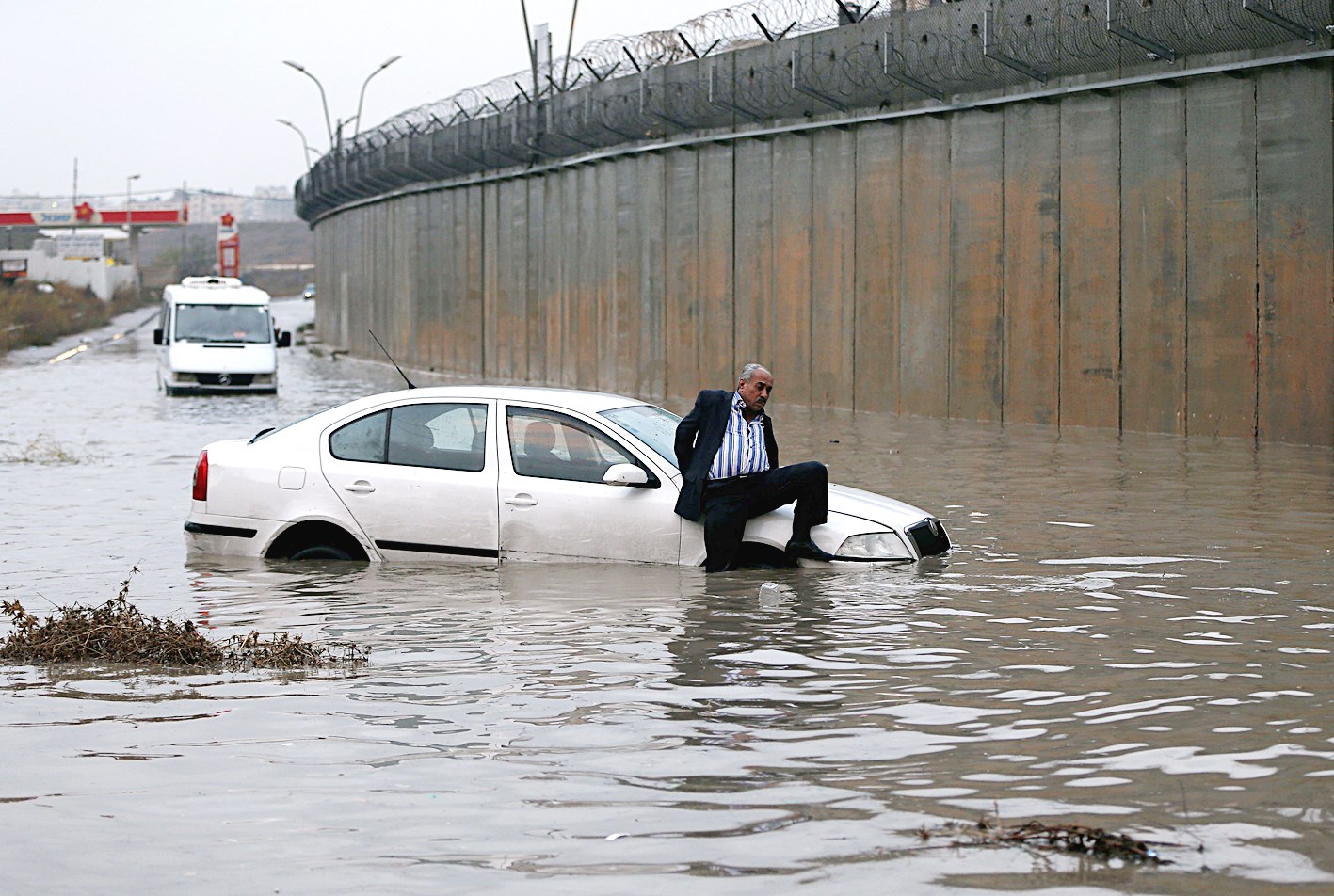 u0641u0644u0633u0637u064au0646u064a u064au062du0627u0648u0644 u0625u0646u0642u0627u0630 u0633u064au0627u0631u062au0647 u0627u0644u062au064a u0639u0644u0642u062a u0641u064a u0645u064au0627u0647 u0623u0645u0637u0627u0631 u063au0645u0631u062a u0627u0644u0637u0631u0642u0627u062a u0641u064a u0627u0644u0642u062fu0633 u0627u0644u0634u0631u0642u064au0629 (u0623 u0641 u0628)