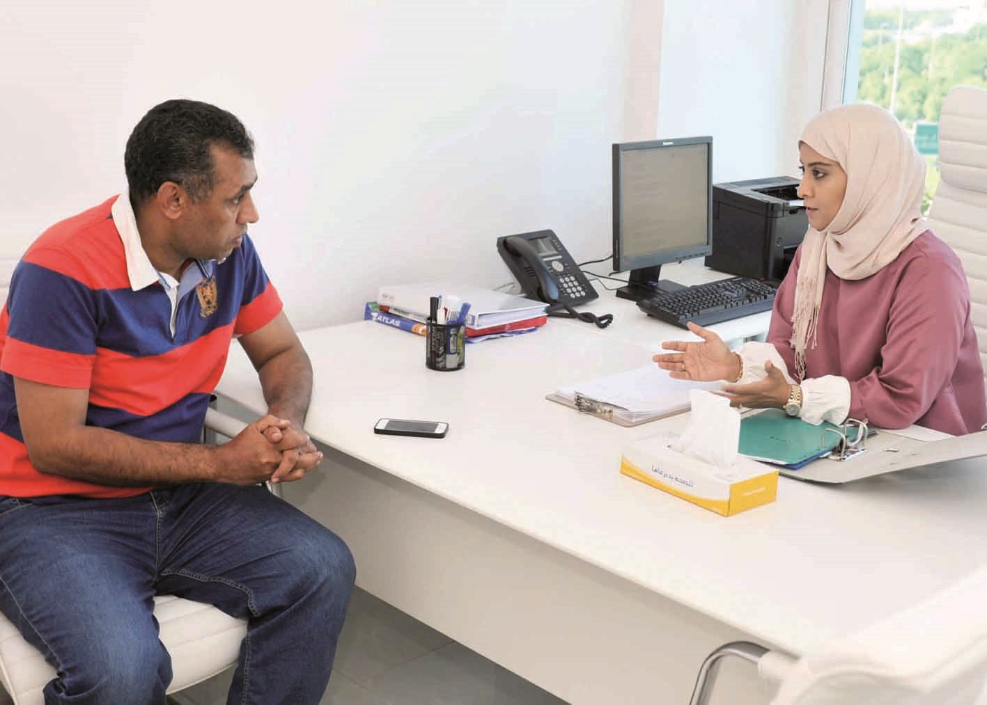 الهيفي متحدثة للزميل عمر العلاس (تصوير سعد هنداوي)