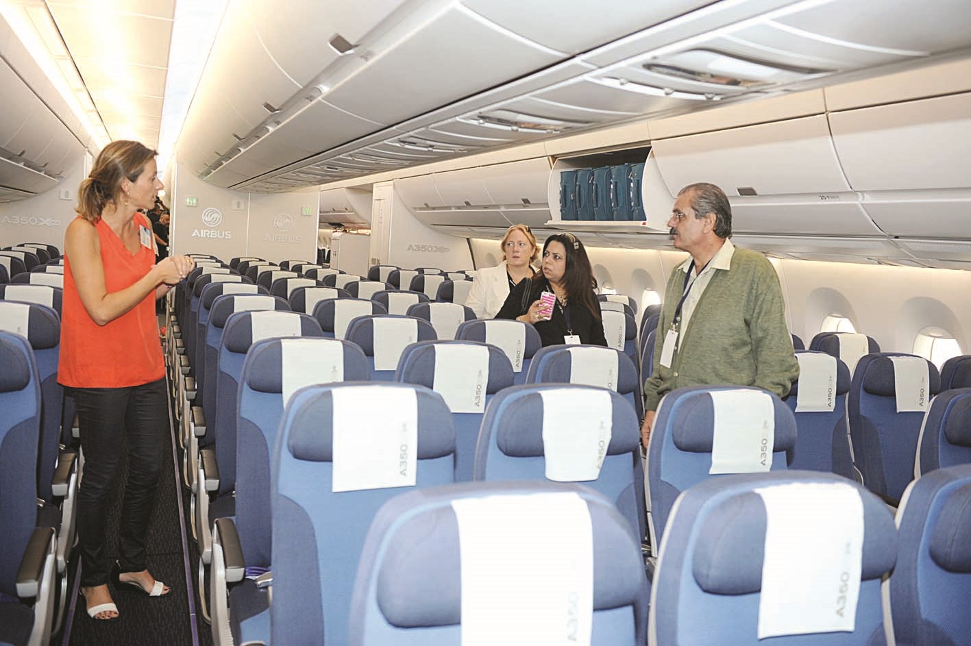 الزميل محمد الجاموس في جولة داخل الطائرة