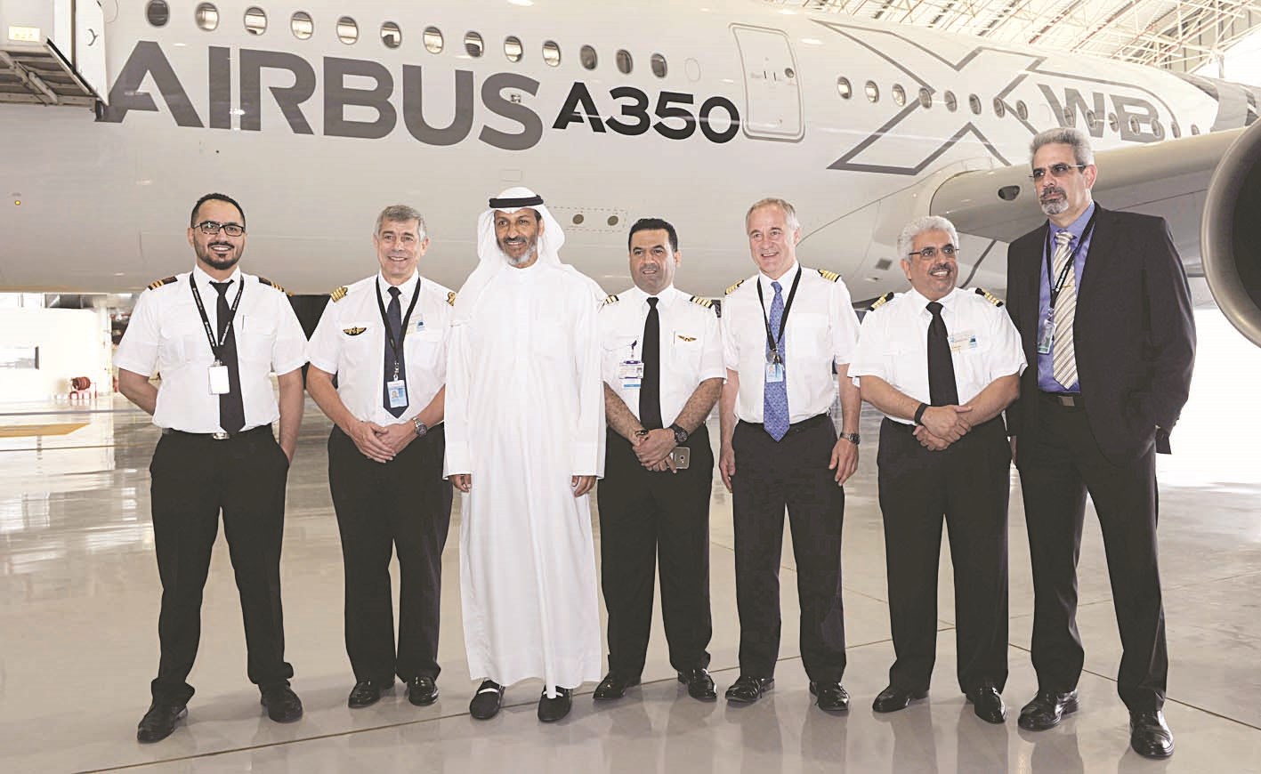 الرئيس التنفيذي عبدالله الشرهان متوسطاً طياري «الكويتية» (تصوير زكريا عطية)