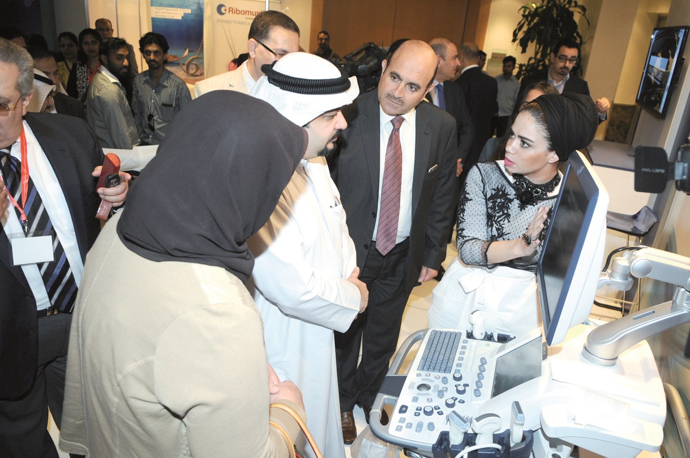 الوكيل يطلع على بعض الأجهزة في المعرض المصاحب