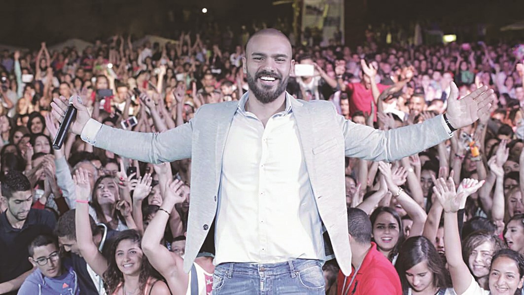 ... وخلفه الجمهور