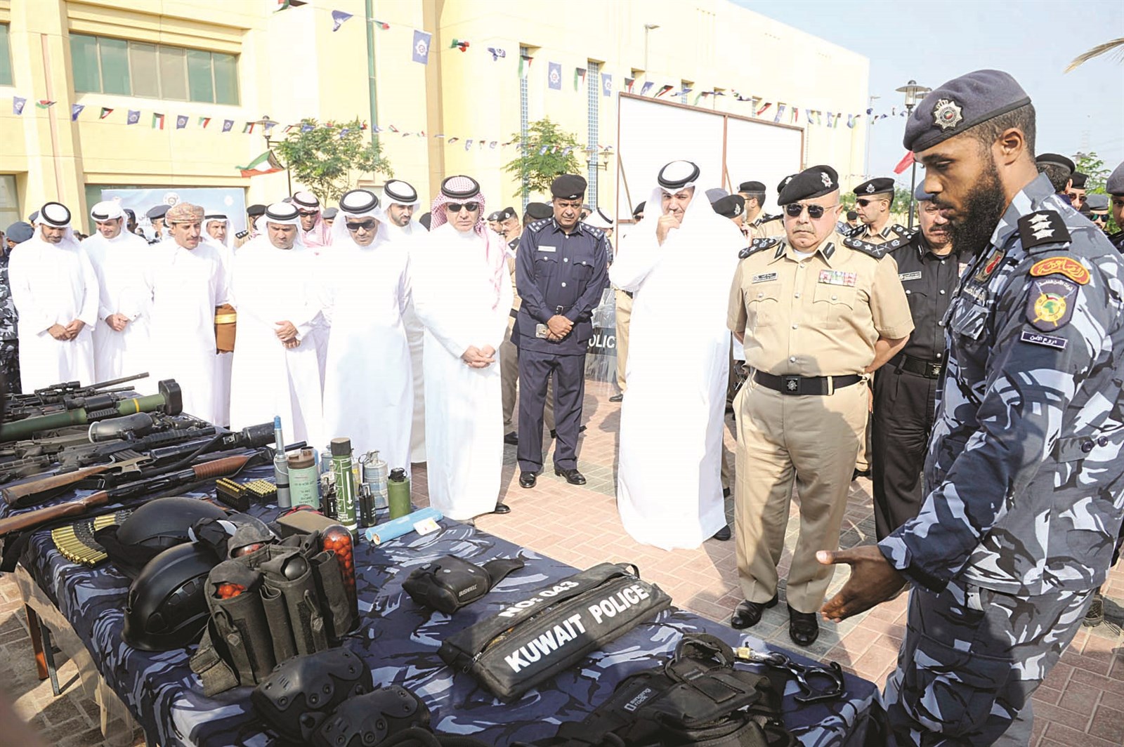 الفهد والوفود المشاركة يطلعون على محتويات جناح في المعرض المصاحب للافتتاح