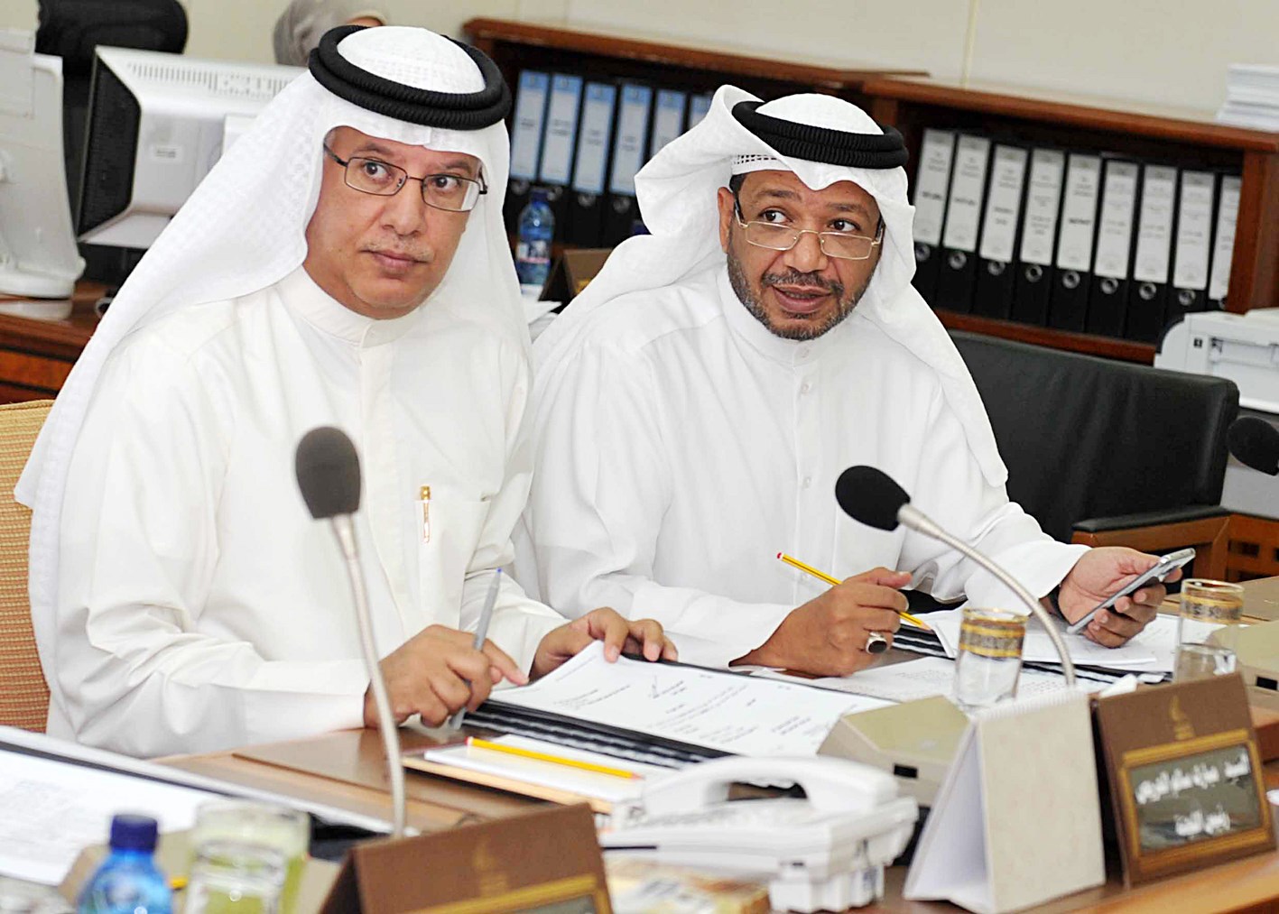 الحريص مترئساً الاجتماع والى جانبه الدويسان (تصوير سعد هنداوي)