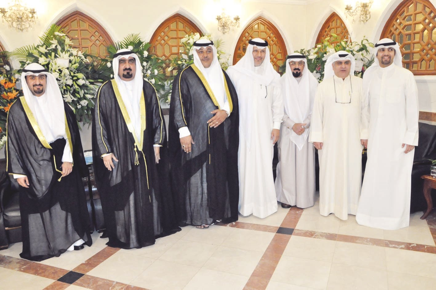 جاسم الخباز ومجيد الخباز وعباس الخباز وعلي القطان وعدنان راضي مع المعرس