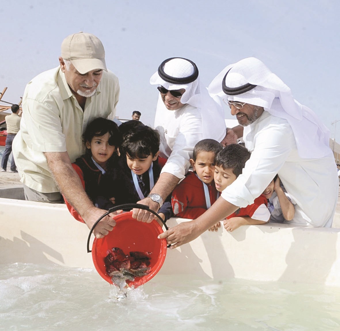 u0627u0644u0645u0642u0635u064au062f u0648u0627u0644u0645u0637u064au0631u064a u064au062fu0627u064b u0628u064au062f u0645u0639 u0627u0644u0637u0644u0628u0629 u062eu0644u0627u0644 u0625u0637u0644u0627u0642 u0628u0639u0636 u0627u0644u0623u0633u0645u0627u0643 (u062au0635u0648u064au0631 u0643u0631u0645 u0630u064au0627u0628)