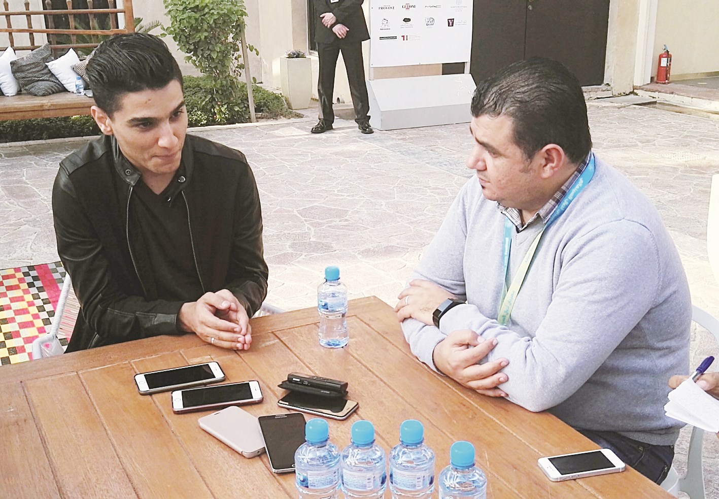 عساف متحدثاً إلى الزميل طارق ضاهر