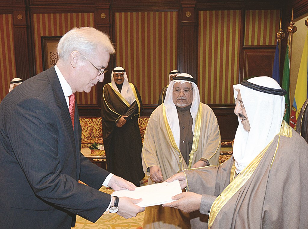 الأمير متسلماً أوراق السفير السويسري