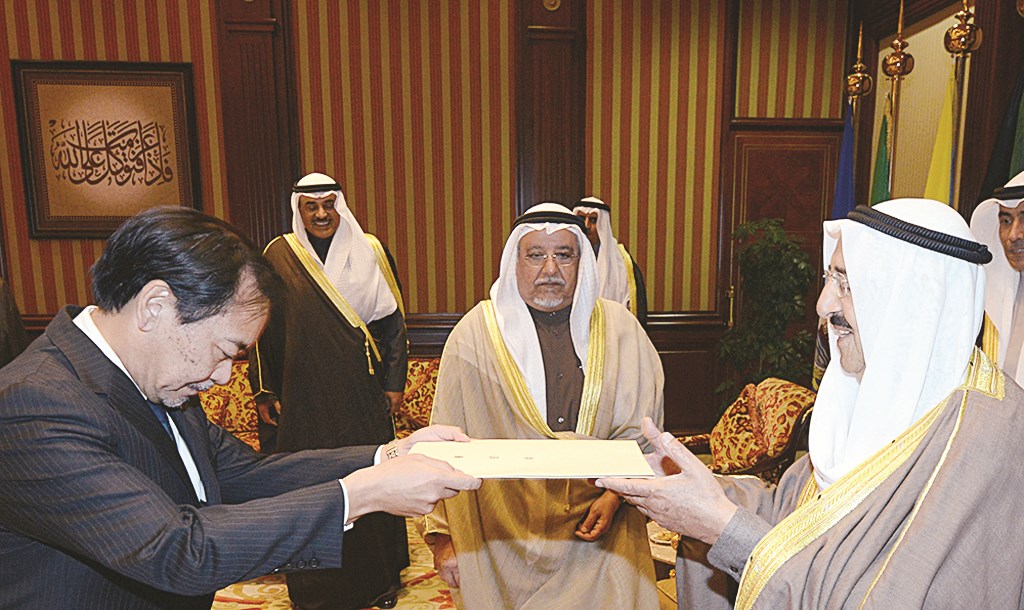 ... ومتسلماً أوراق السفير الياباني